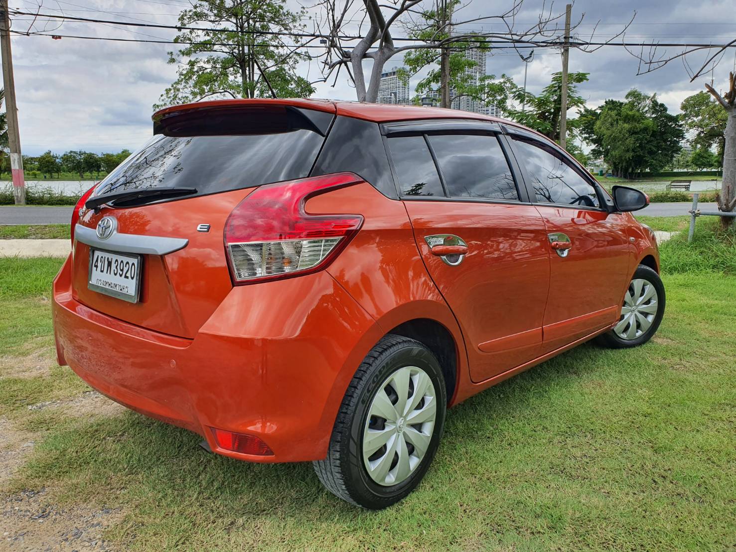 Toyota Yaris Eco 1.2E ออโต้ ปี 2017 สีส้ม มือ1 รถสวยพร้อม