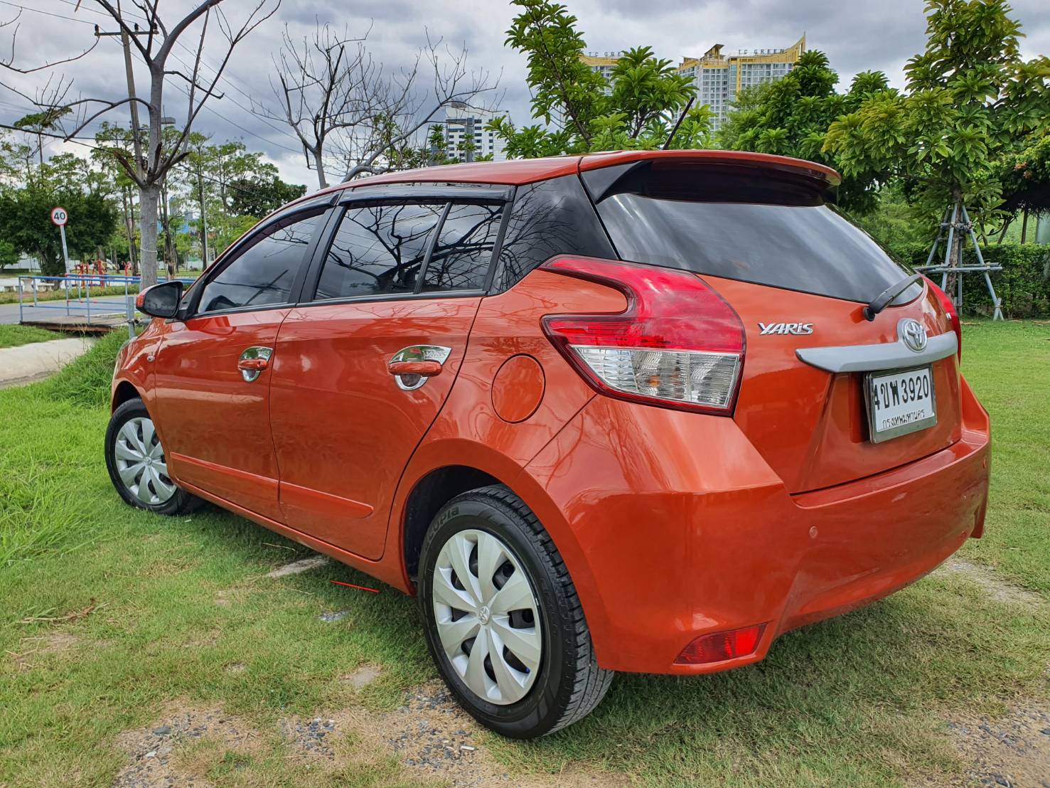 Toyota Yaris Eco 1.2E ออโต้ ปี 2017 สีส้ม มือ1 รถสวยพร้อม