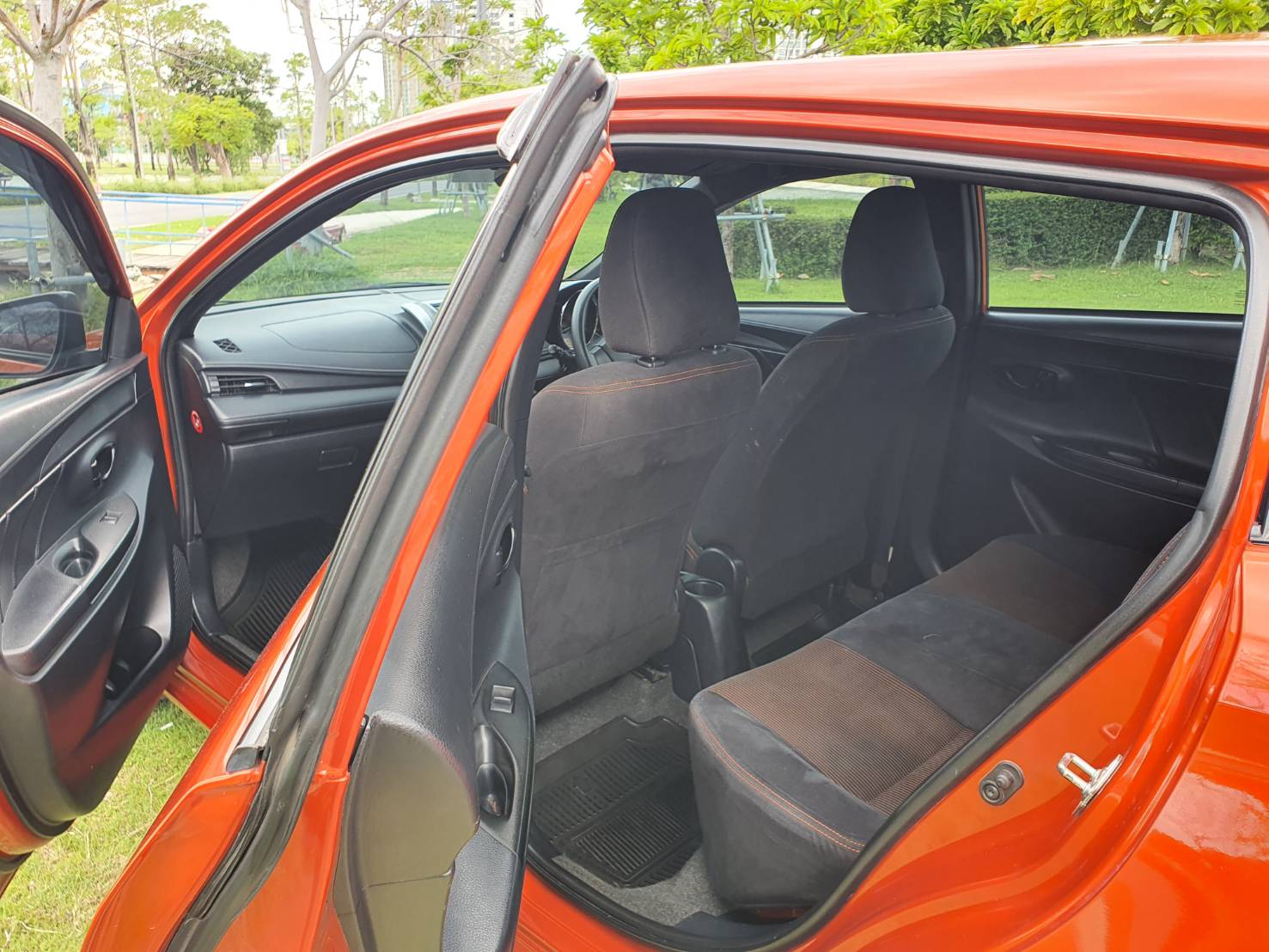 Toyota Yaris Eco 1.2E ออโต้ ปี 2017 สีส้ม มือ1 รถสวยพร้อม (รูปที่ 8)