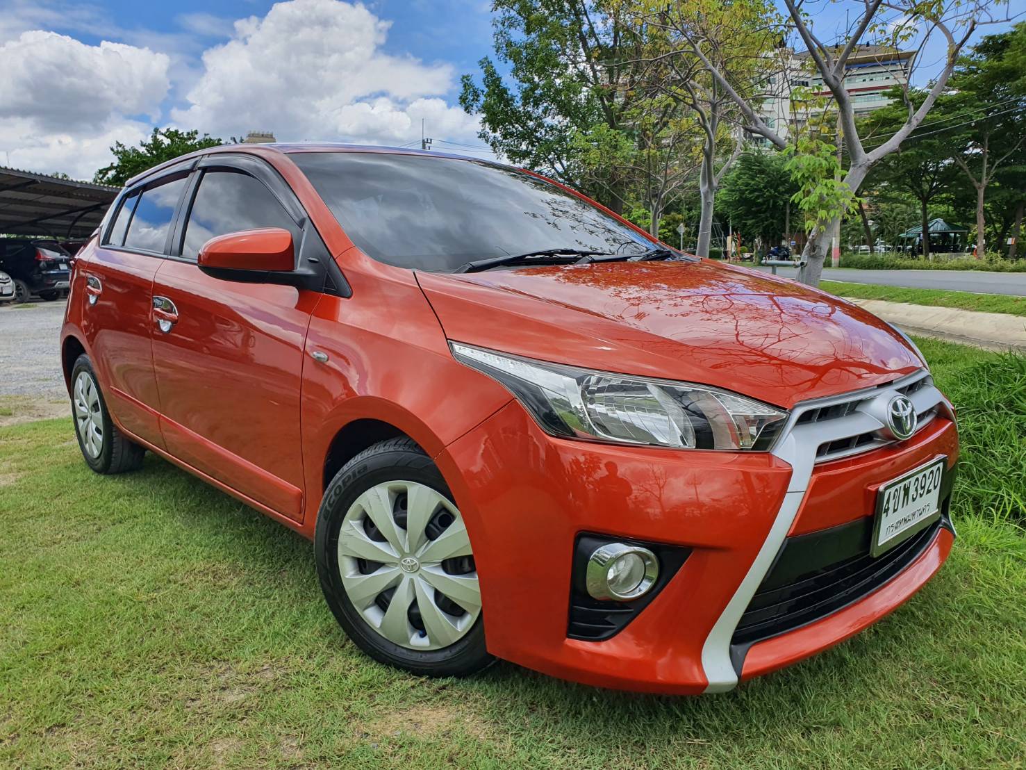Toyota Yaris Eco 1.2E ออโต้ ปี 2017 สีส้ม มือ1 รถสวยพร้อม (รูปที่ 2)