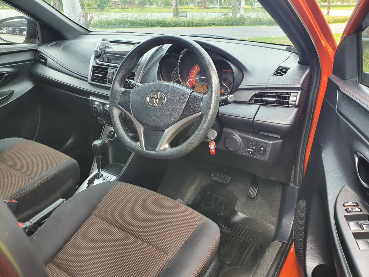Toyota Yaris Eco 1.2E ออโต้ ปี 2017 สีส้ม มือ1 รถสวยพร้อม (รูปที่ 6)