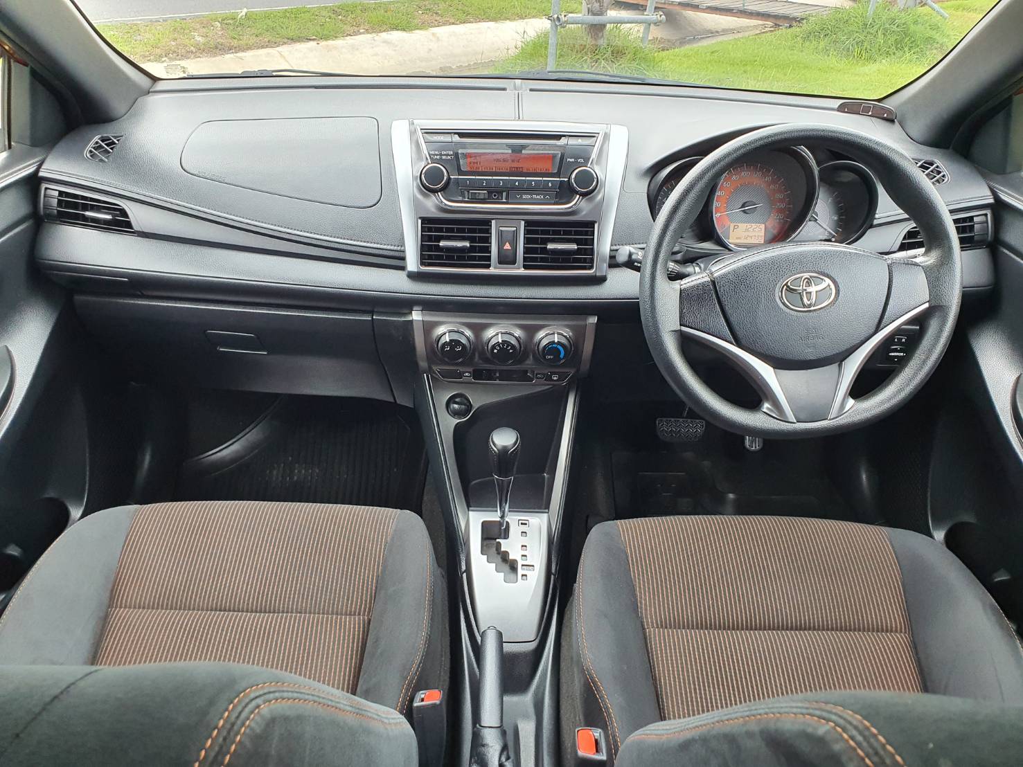 Toyota Yaris Eco 1.2E ออโต้ ปี 2017 สีส้ม มือ1 รถสวยพร้อม (รูปที่ 5)