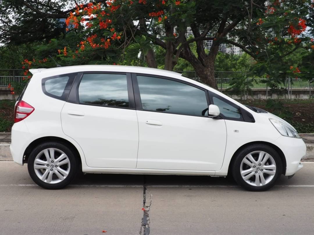 2009 Honda Jazz GE สีขาว (รูปที่ 6)