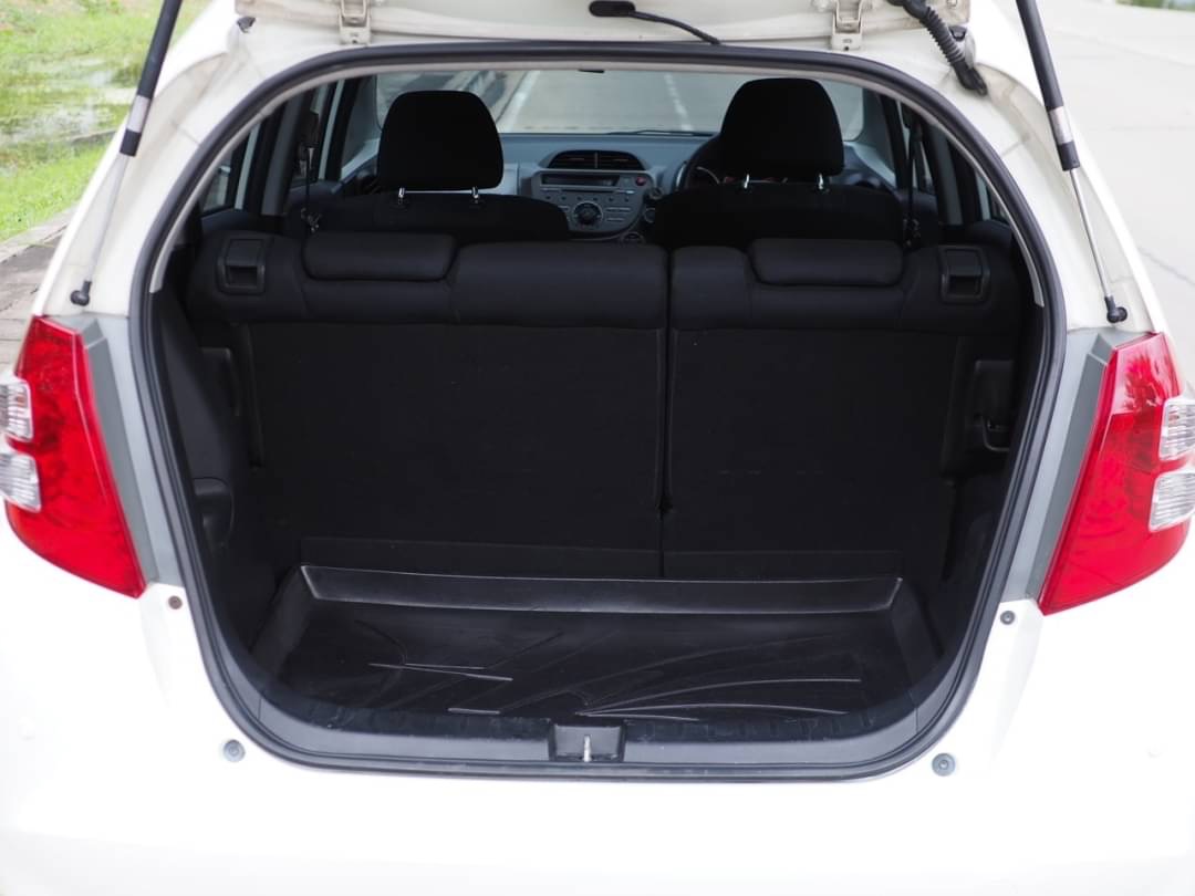 2009 Honda Jazz GE สีขาว (รูปที่ 15)