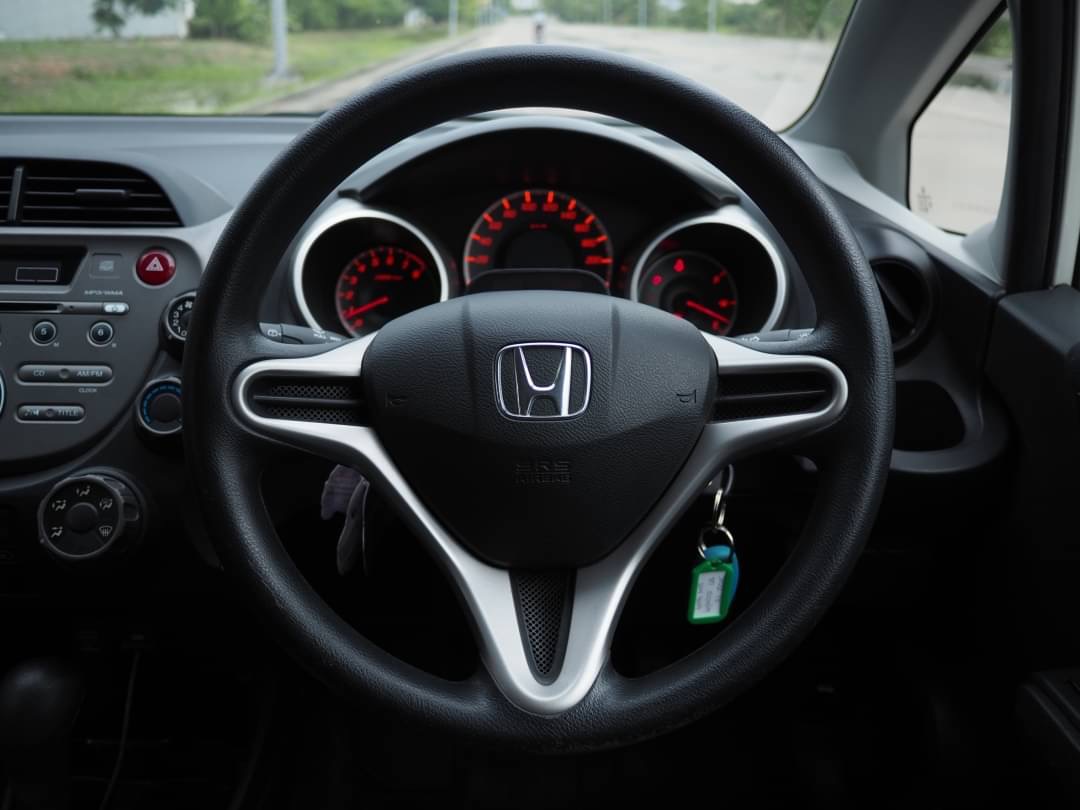 2009 Honda Jazz GE สีขาว (รูปที่ 13)