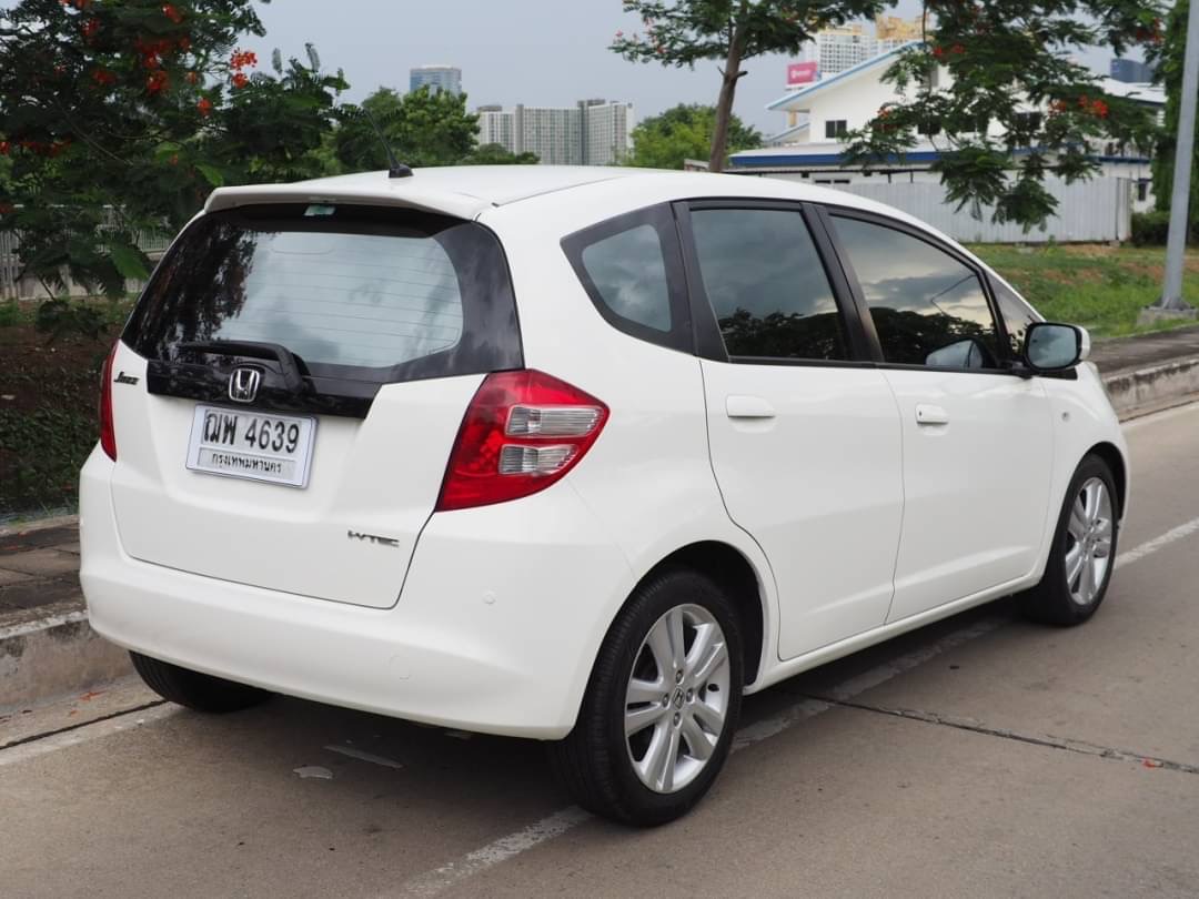 2009 Honda Jazz GE สีขาว (รูปที่ 5)