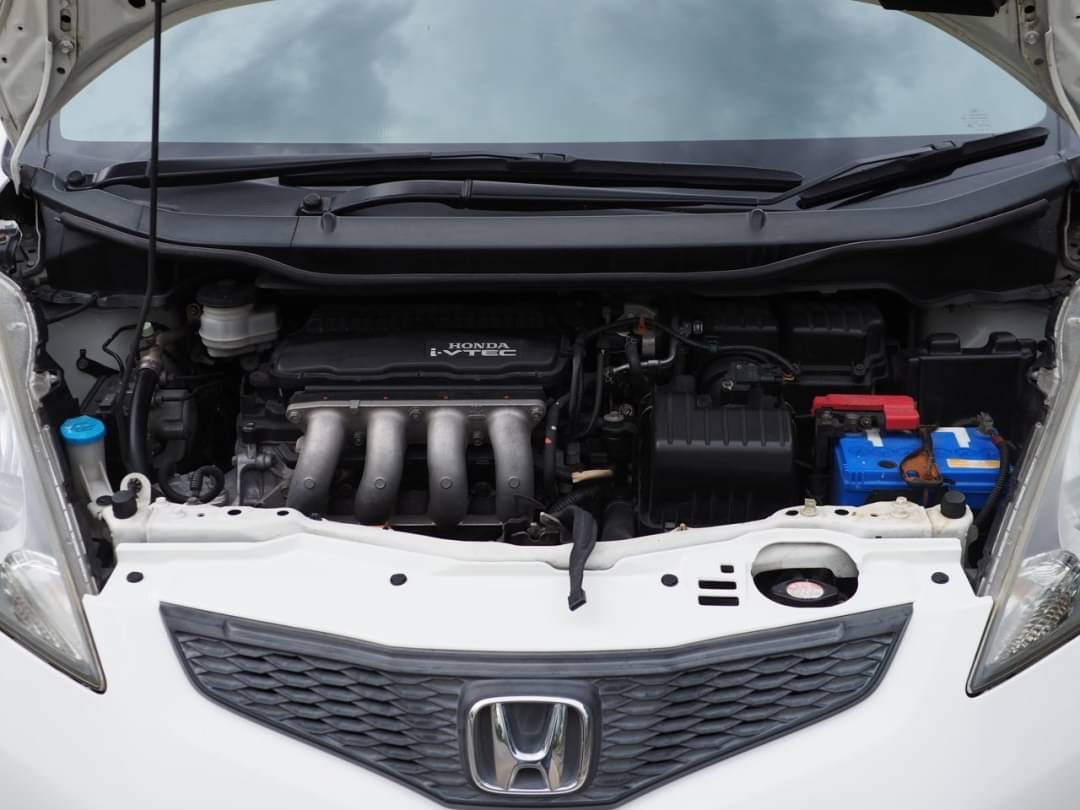 2009 Honda Jazz GE สีขาว (รูปที่ 16)