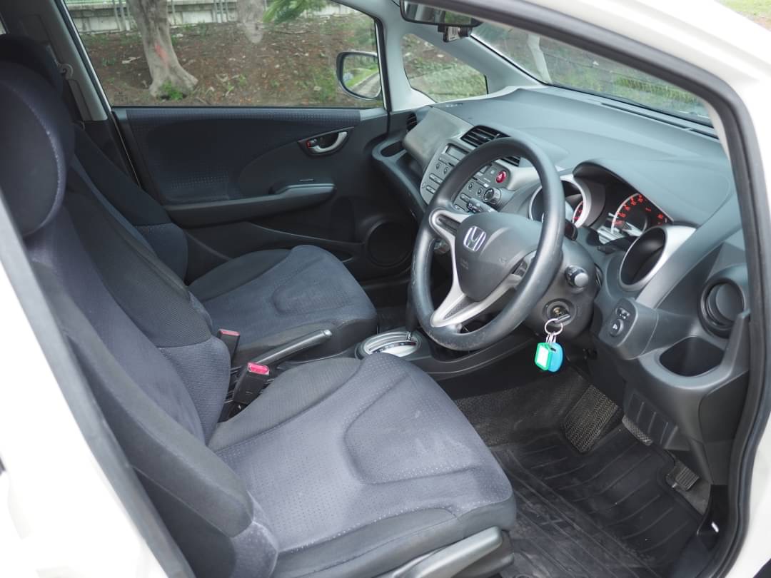 2009 Honda Jazz GE สีขาว (รูปที่ 9)