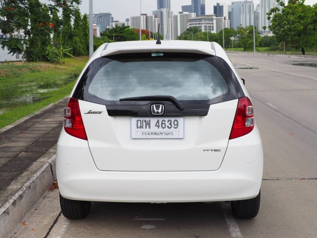 2009 Honda Jazz GE สีขาว (รูปที่ 4)