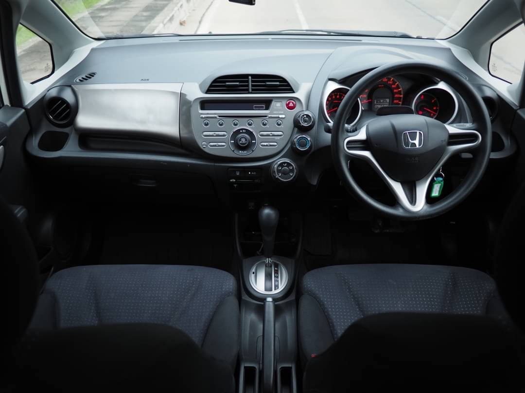 2009 Honda Jazz GE สีขาว (รูปที่ 10)