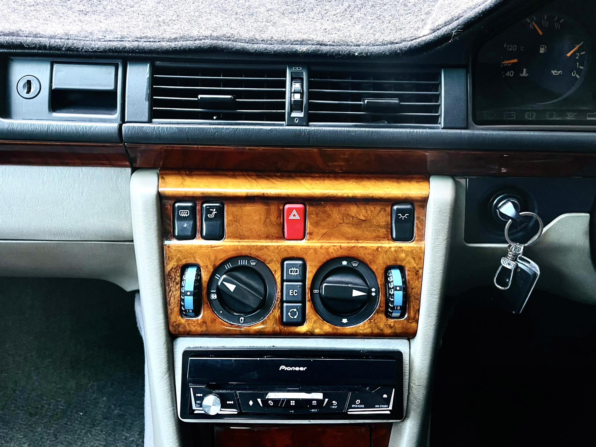 Mercedes Benz E220 รถบ้านพร้อมใช้ ขายตัดใจ (รูปที่ 18)