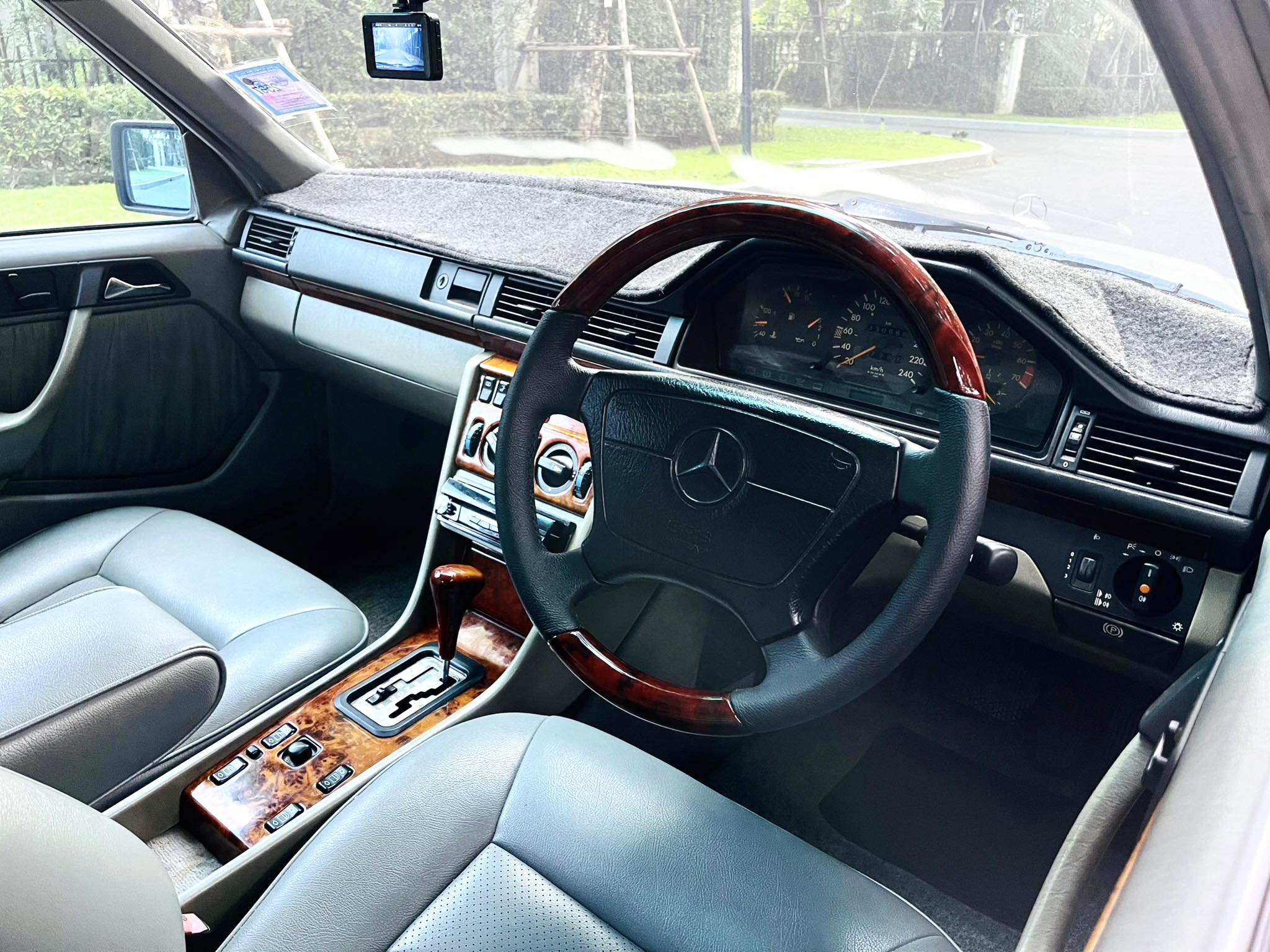 Mercedes Benz E220 รถบ้านพร้อมใช้ ขายตัดใจ (รูปที่ 16)