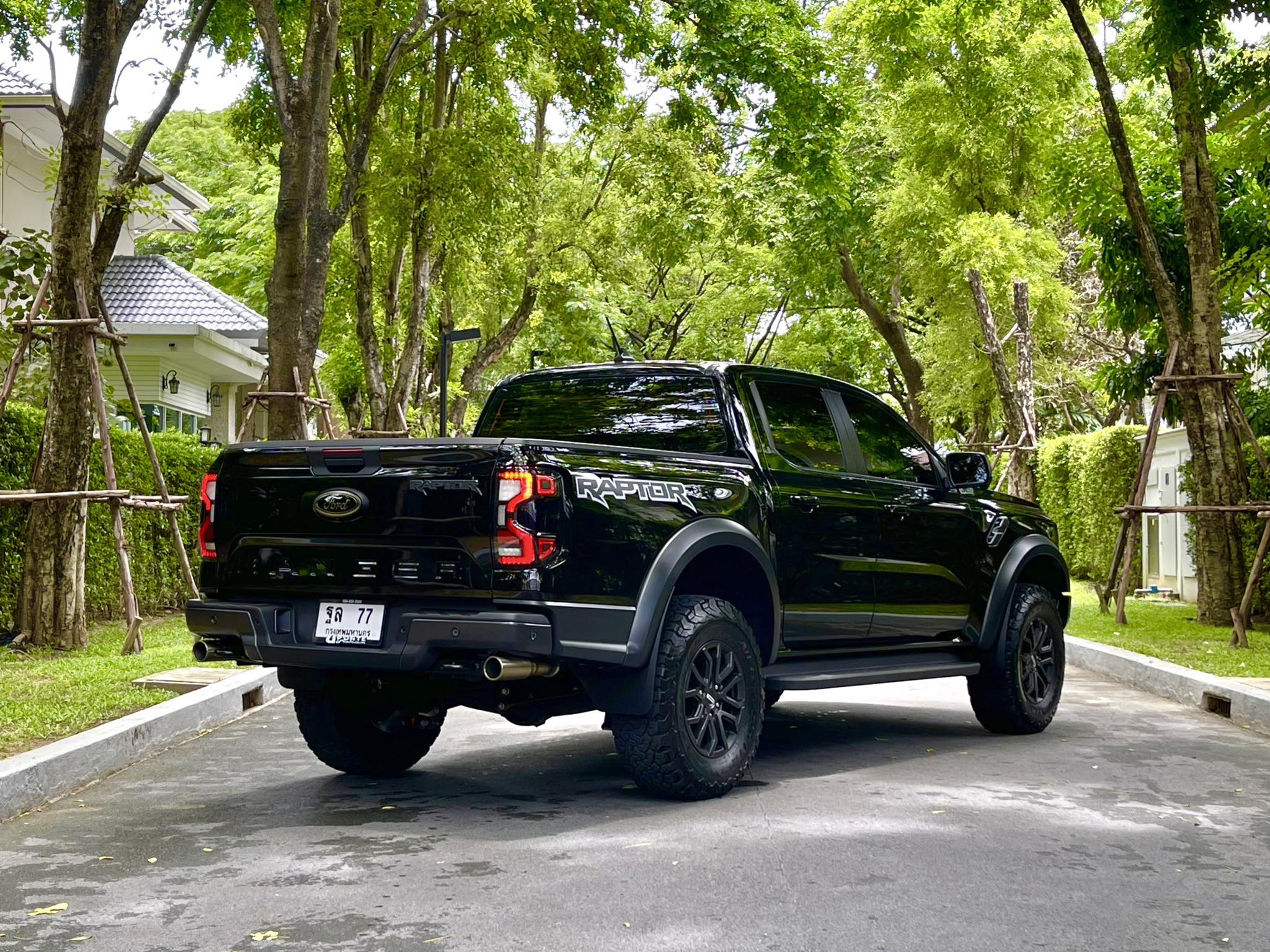 Ford Raptor รุ่นใหม่ล่าสุด หมื่นโล อย่ากระพริบตา (รูปที่ 3)