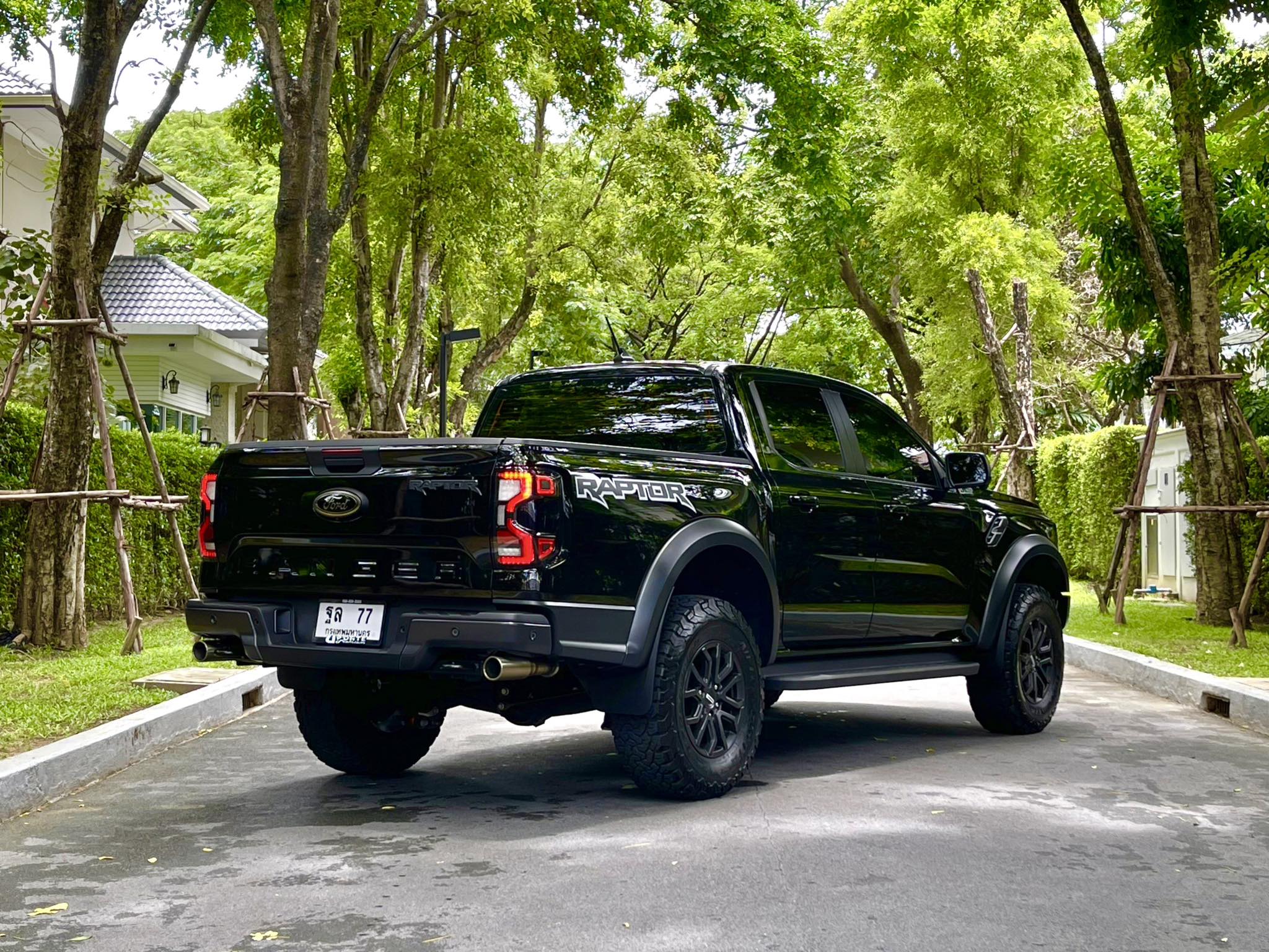 Ford Raptor รุ่นใหม่ล่าสุด หมื่นโล อย่ากระพริบตา