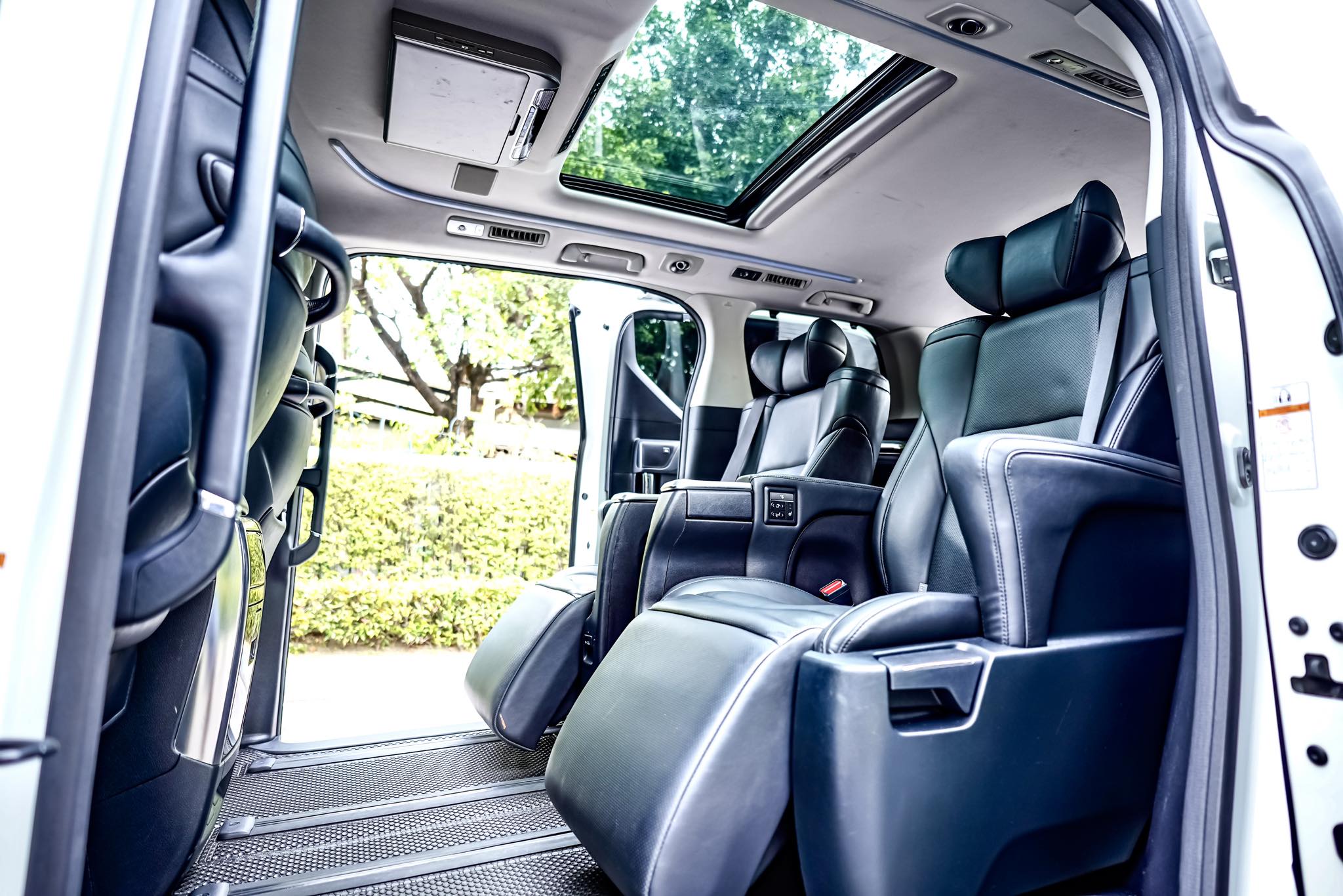 Toyota Alphard SRC Hybrid คันนี้รุ่นพิเศษจากป้ายแดง ขายถูกมากคะ ตัวถังสวยจัดเลย (รูปที่ 28)