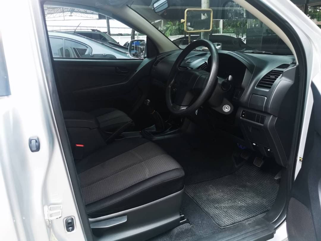 2013 Isuzu D-Max Space Cab สีเงิน (รูปที่ 10)