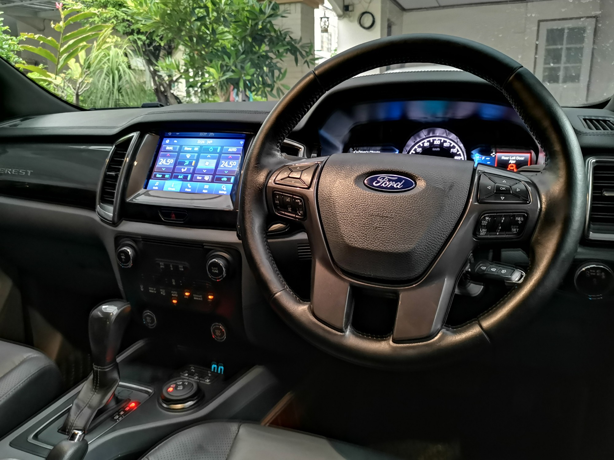 2016 Ford Everest สีขาว (รูปที่ 8)