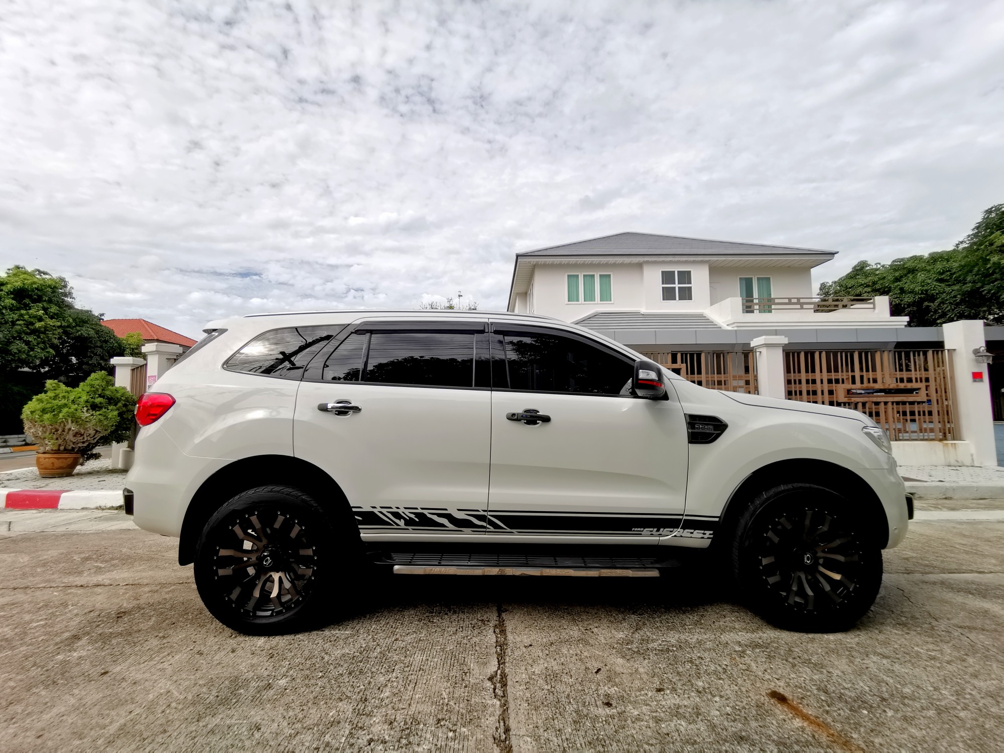 2016 Ford Everest สีขาว (รูปที่ 25)