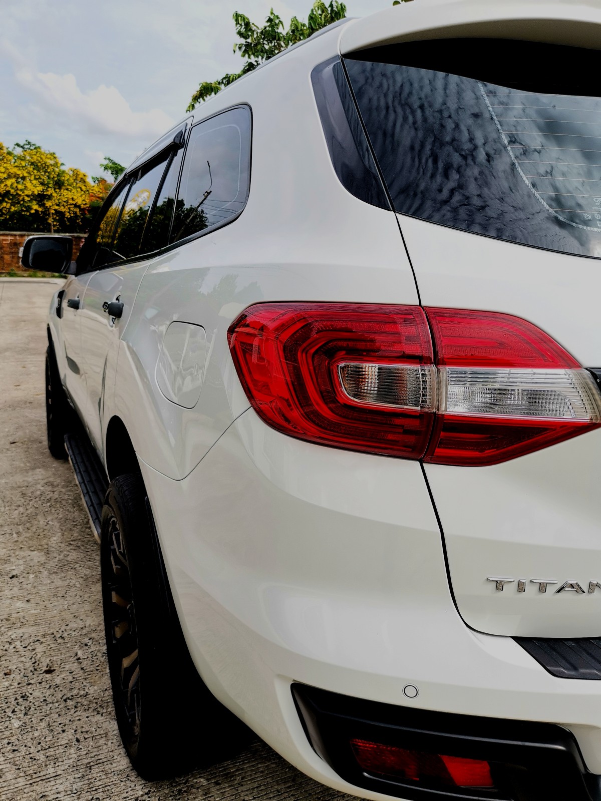 2016 Ford Everest สีขาว (รูปที่ 15)