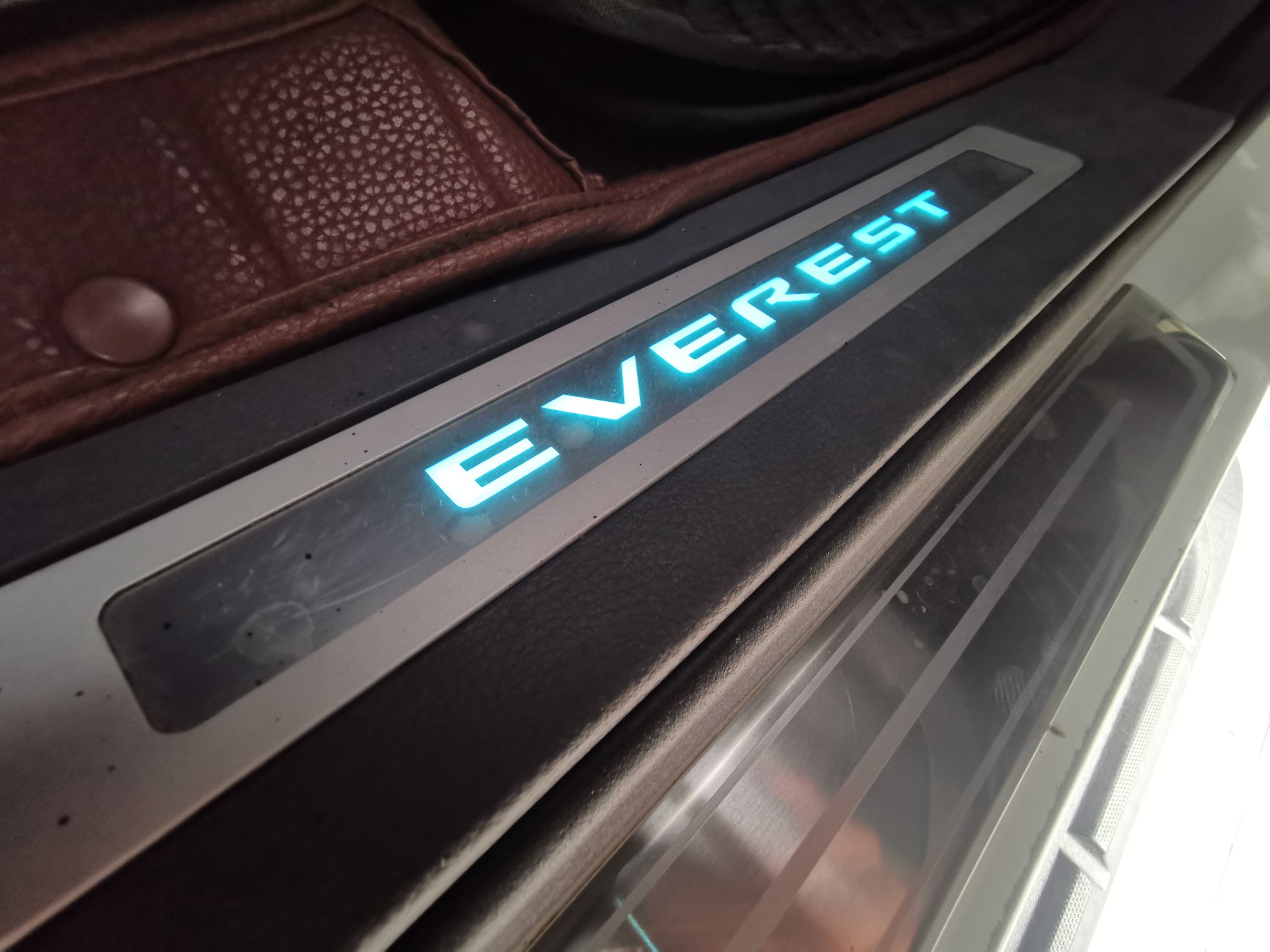 2016 Ford Everest สีขาว (รูปที่ 22)