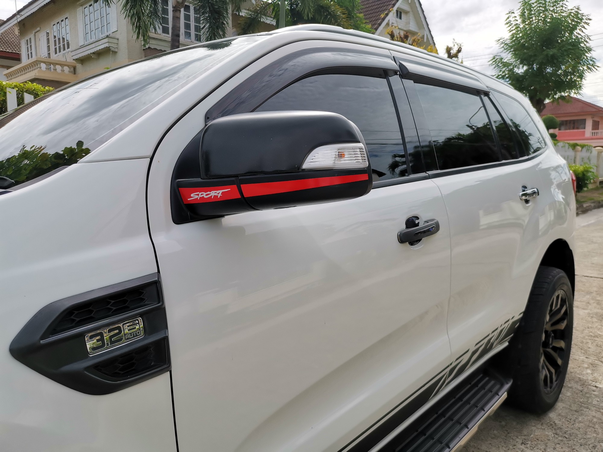 2016 Ford Everest สีขาว (รูปที่ 11)