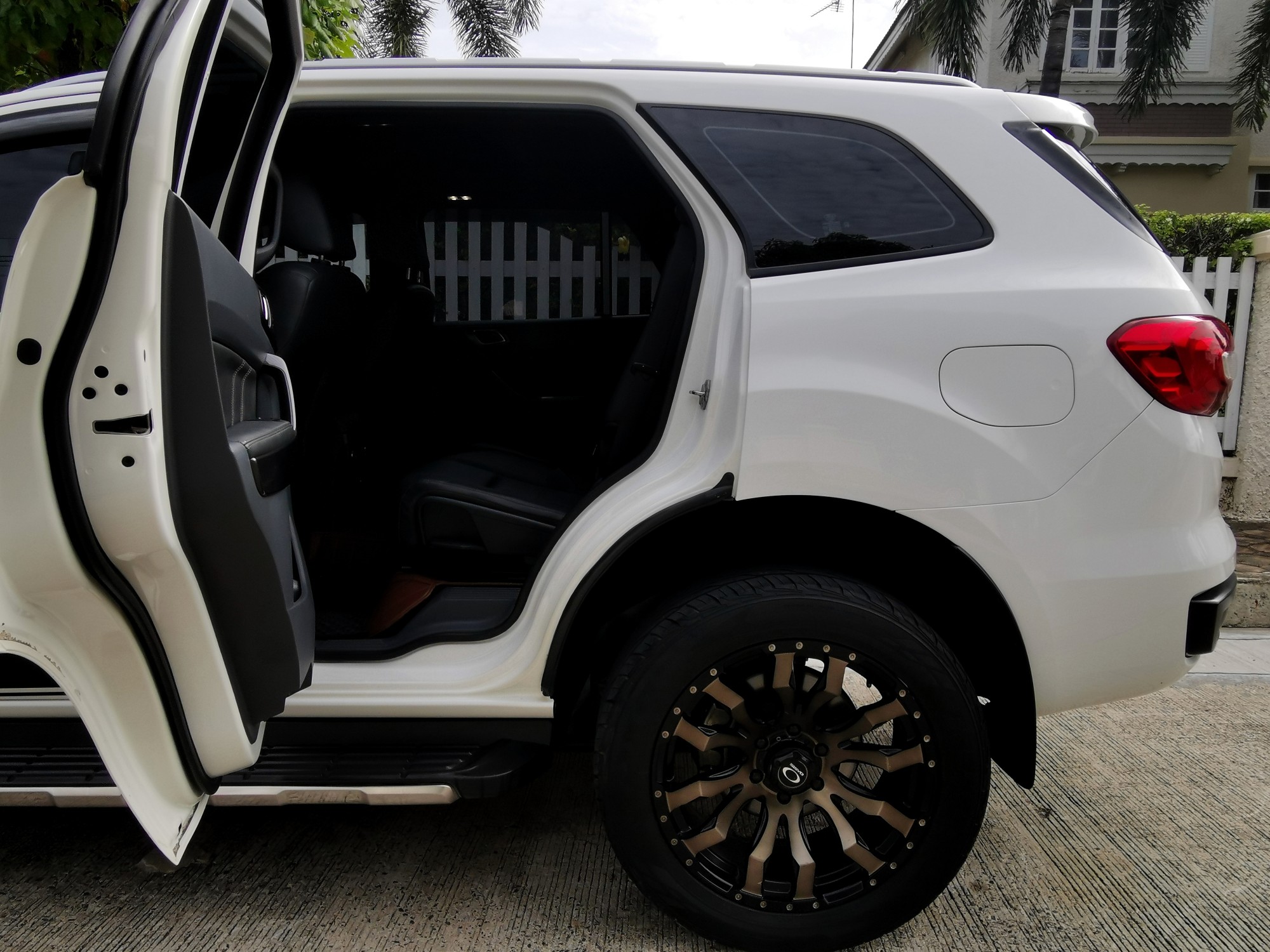 2016 Ford Everest สีขาว (รูปที่ 18)