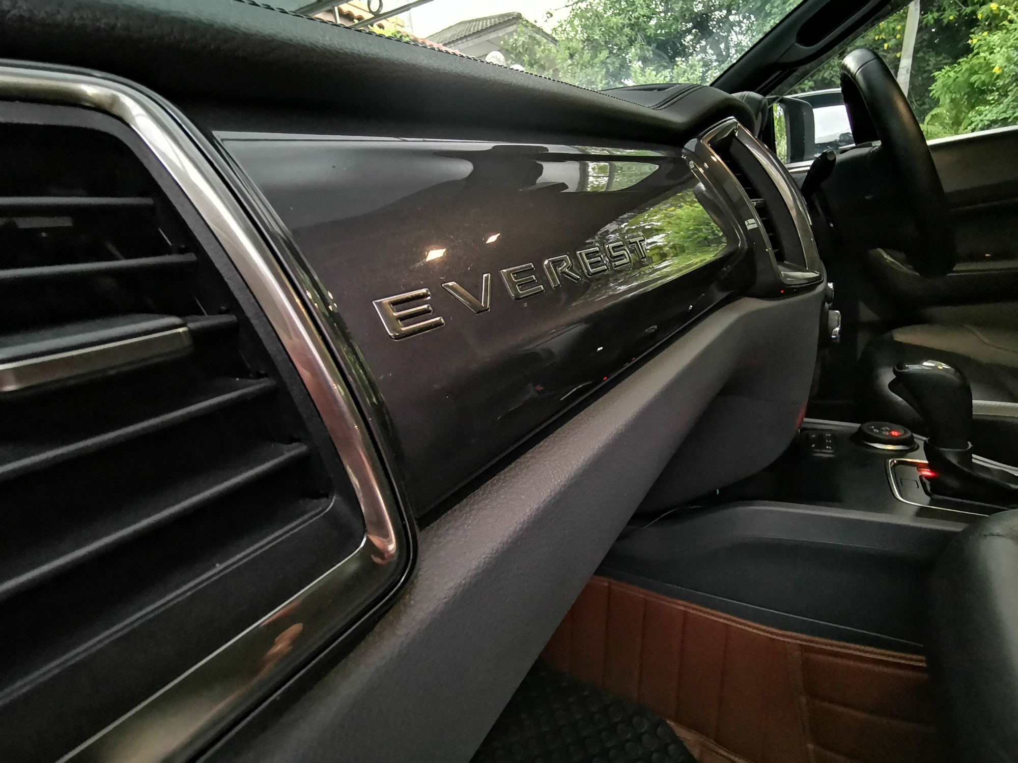 2016 Ford Everest สีขาว (รูปที่ 5)