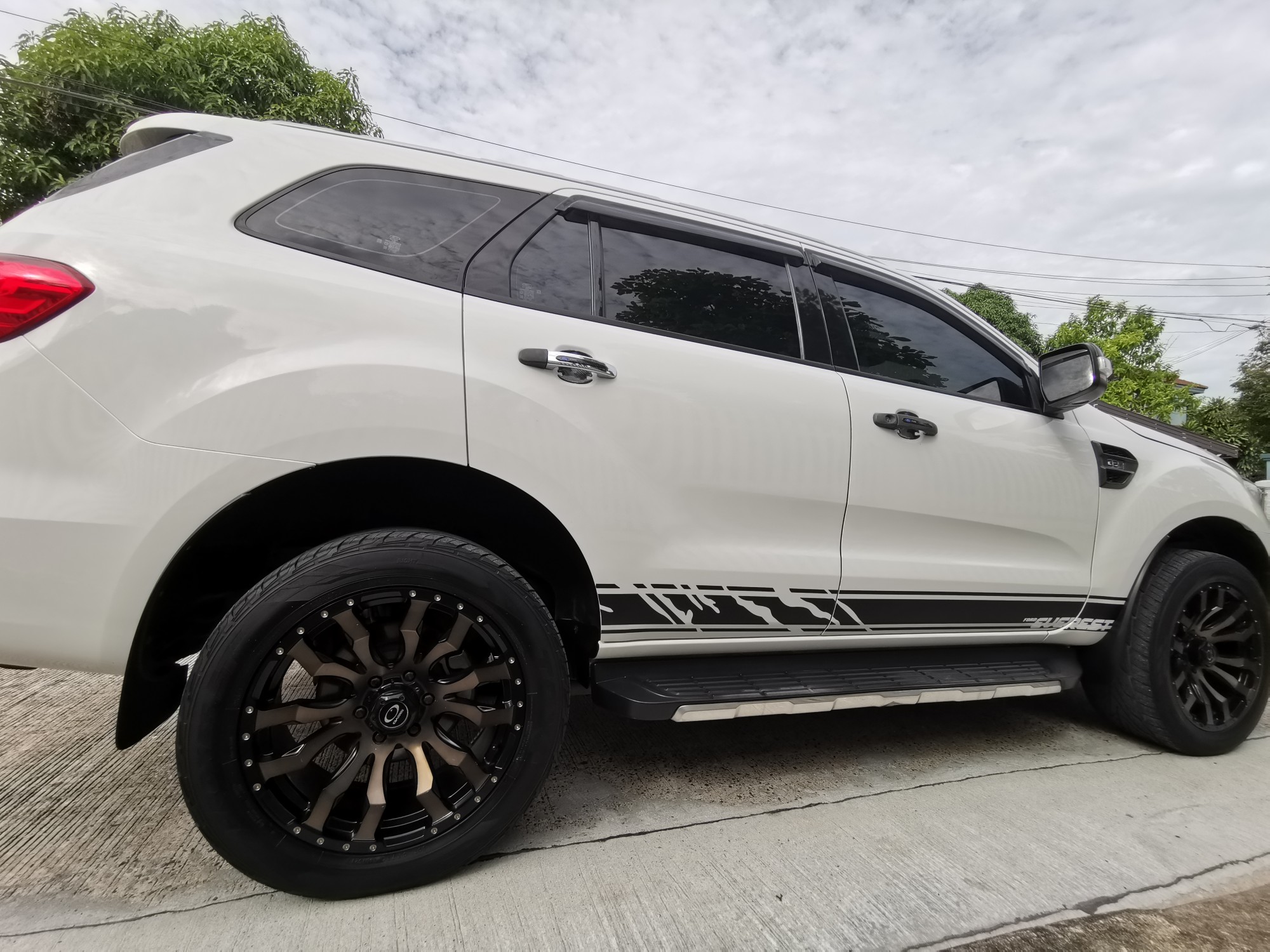 2016 Ford Everest สีขาว (รูปที่ 26)
