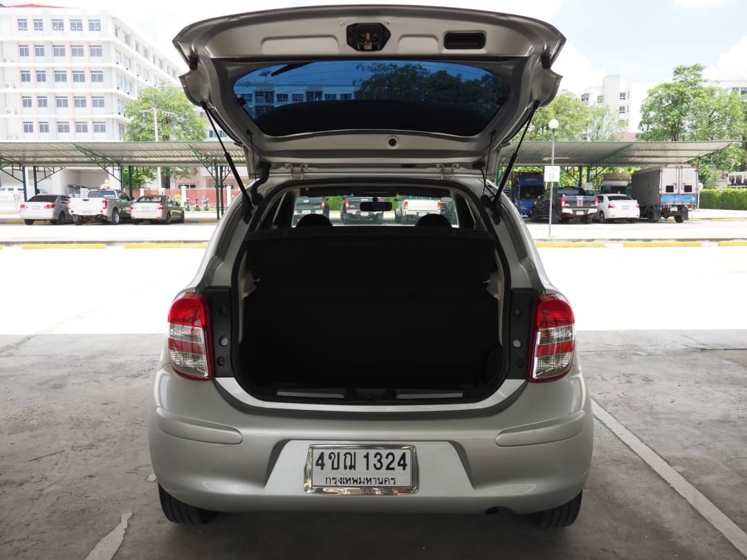 2010 Nissan March สีเงิน (รูปที่ 11)