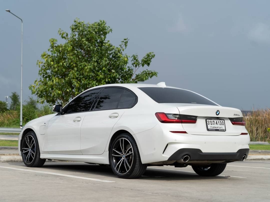 2020 BMW 330e M-Sport สีขาว (รูปที่ 4)