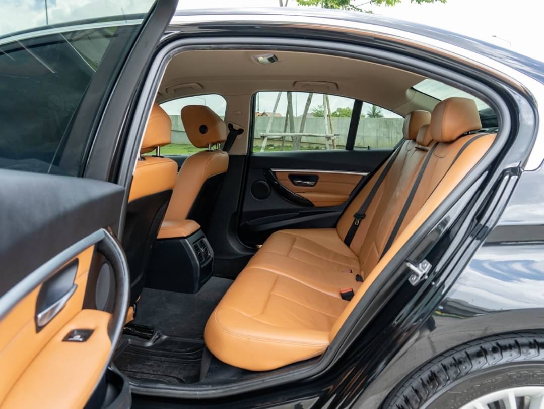 2019 BMW 320d Iconic สีดำ (รูปที่ 13)