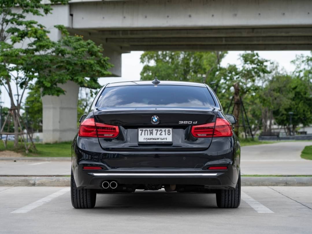 2019 BMW 320d Iconic สีดำ (รูปที่ 4)