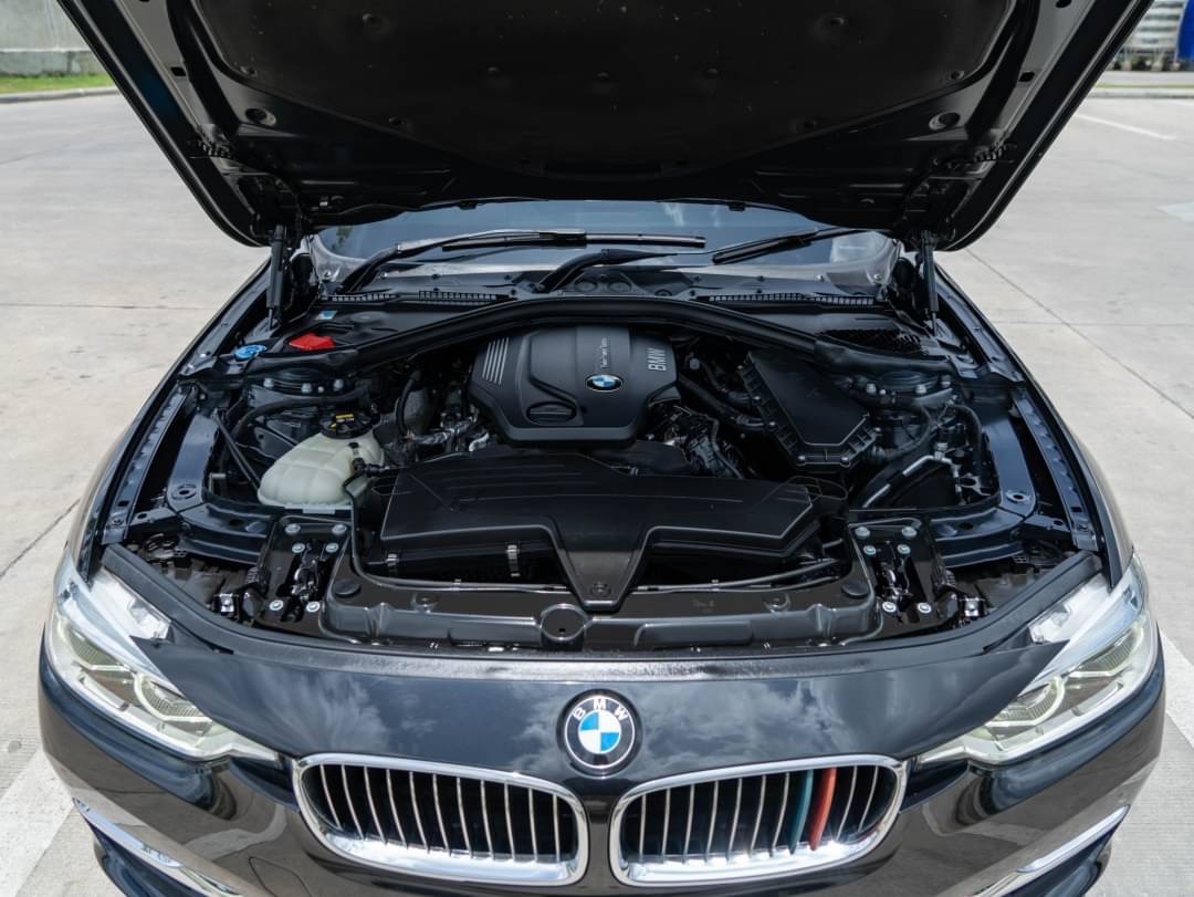2019 BMW 320d Iconic สีดำ (รูปที่ 16)