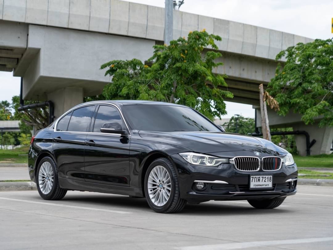 2019 BMW 320d Iconic สีดำ (รูปที่ 6)