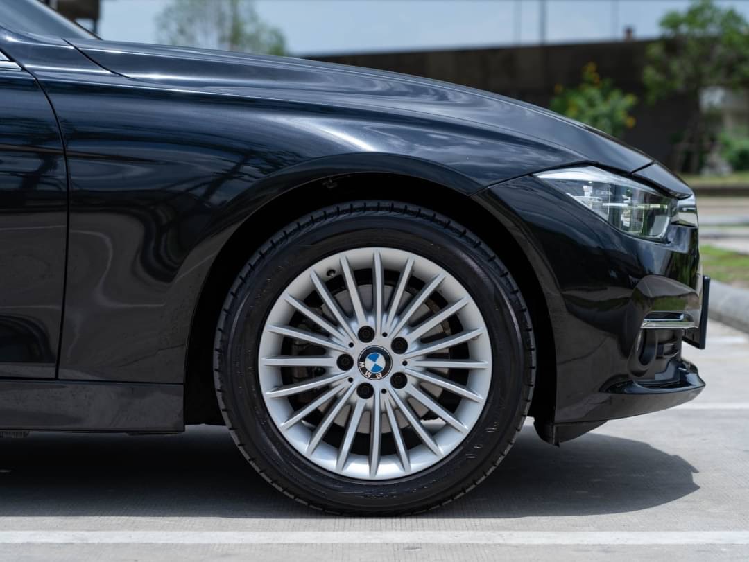 2019 BMW 320d Iconic สีดำ (รูปที่ 15)