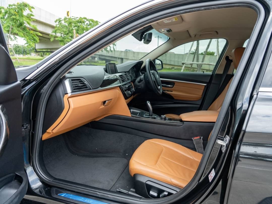 2019 BMW 320d Iconic สีดำ (รูปที่ 8)