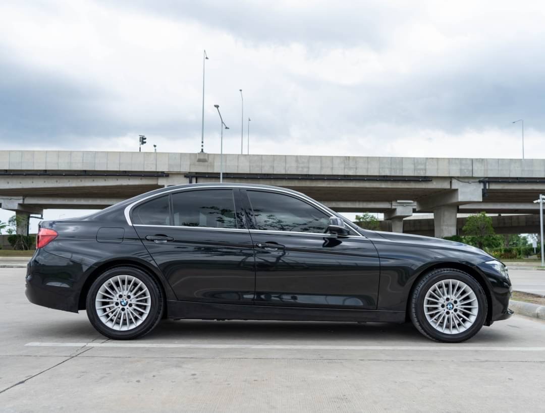 2019 BMW 320d Iconic สีดำ (รูปที่ 3)