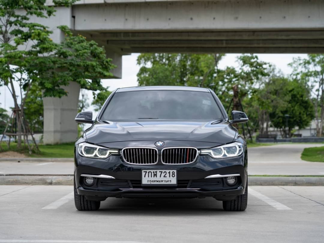 2019 BMW 320d Iconic สีดำ (รูปที่ 2)