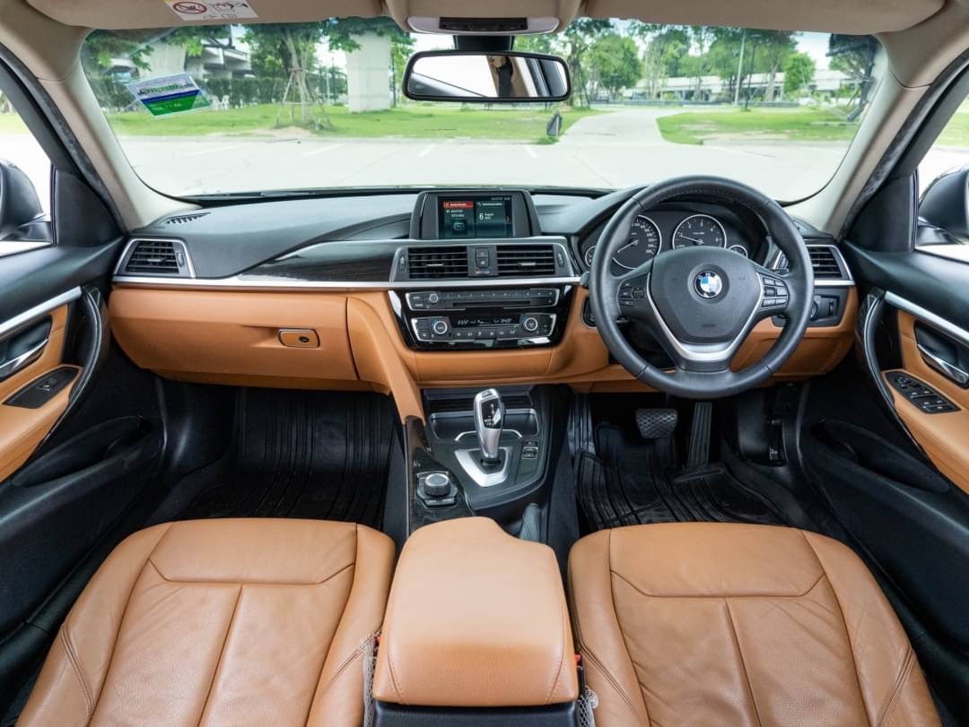 2019 BMW 320d Iconic สีดำ (รูปที่ 9)