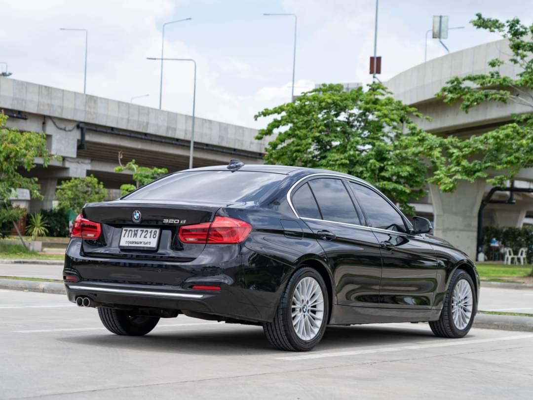 2019 BMW 320d Iconic สีดำ (รูปที่ 7)