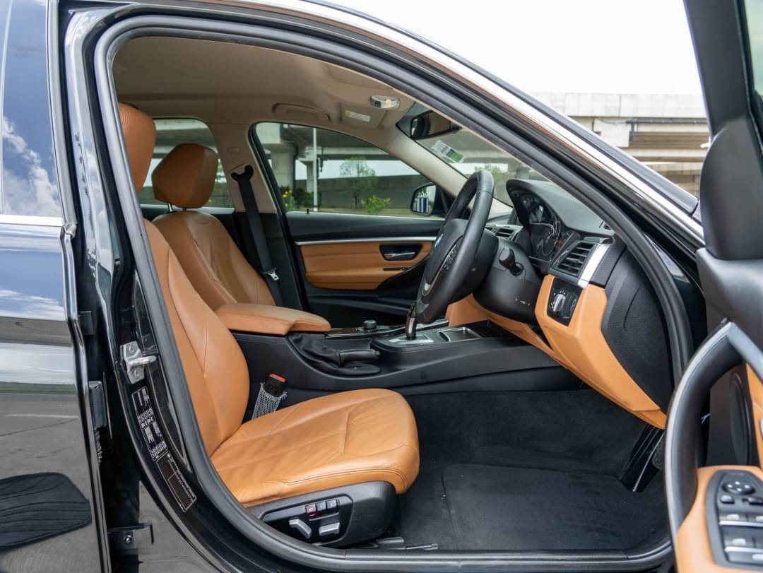 2019 BMW 320d Iconic สีดำ (รูปที่ 18)