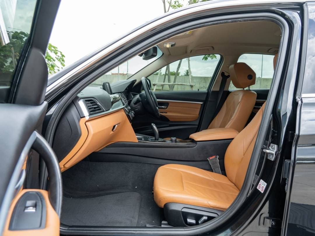 2019 BMW 320d Iconic สีดำ (รูปที่ 11)