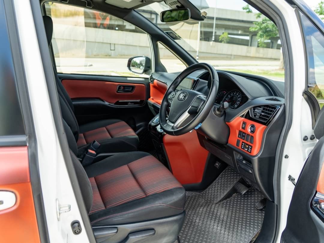 2021 Toyota Voxy สีส้ม (รูปที่ 14)
