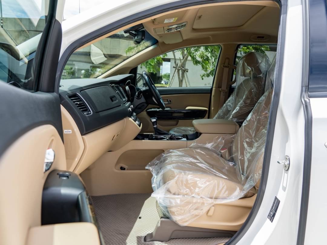 2020 Kia Carnival สีขาว (รูปที่ 15)