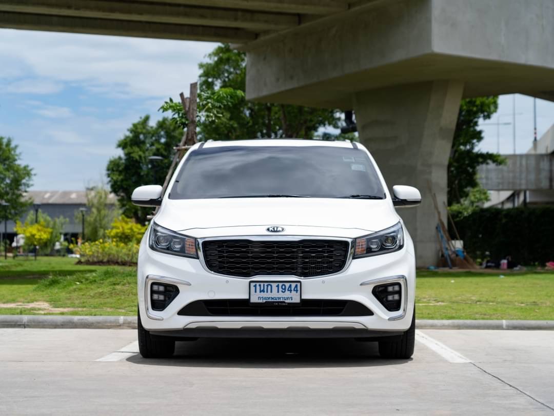 2020 Kia Carnival สีขาว (รูปที่ 2)
