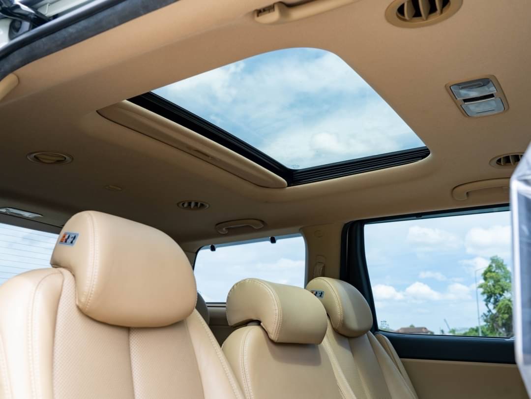2020 Kia Carnival สีขาว (รูปที่ 9)