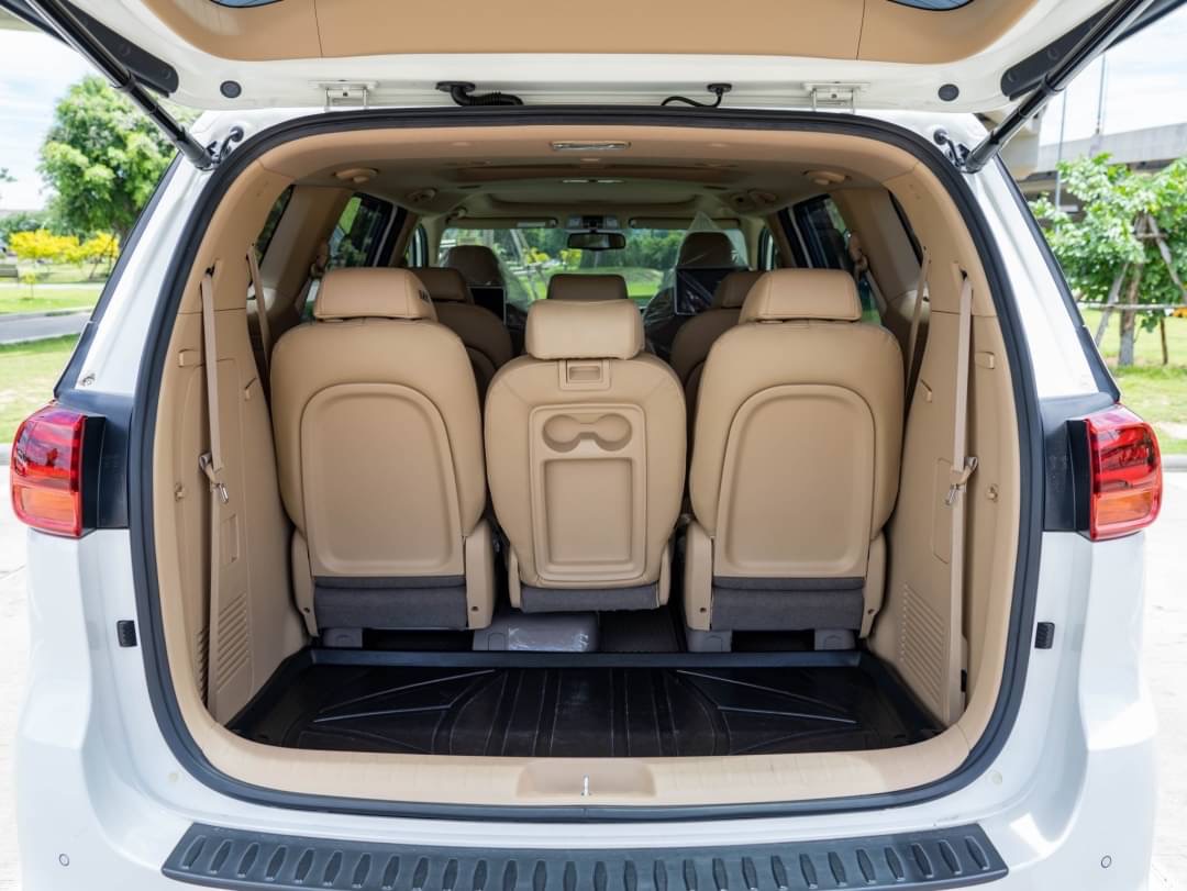 2020 Kia Carnival สีขาว (รูปที่ 18)
