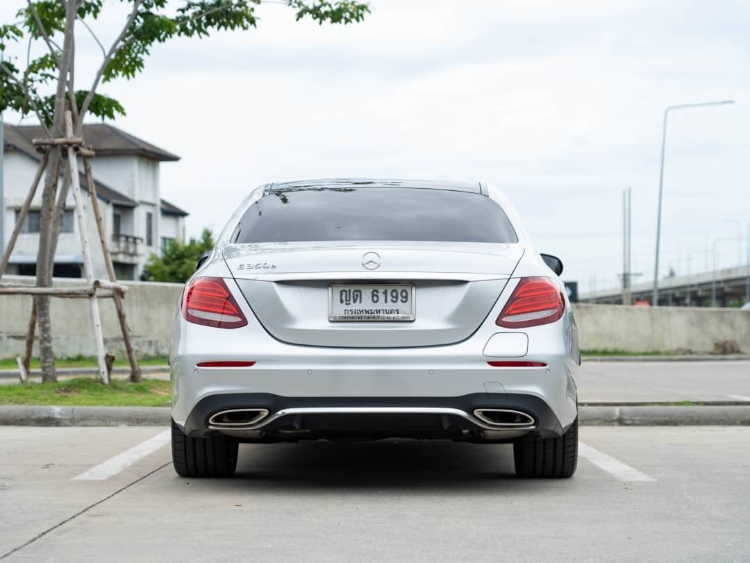 2019 Mercedes-Benz E-Class W213 E300e สีเงิน (รูปที่ 4)