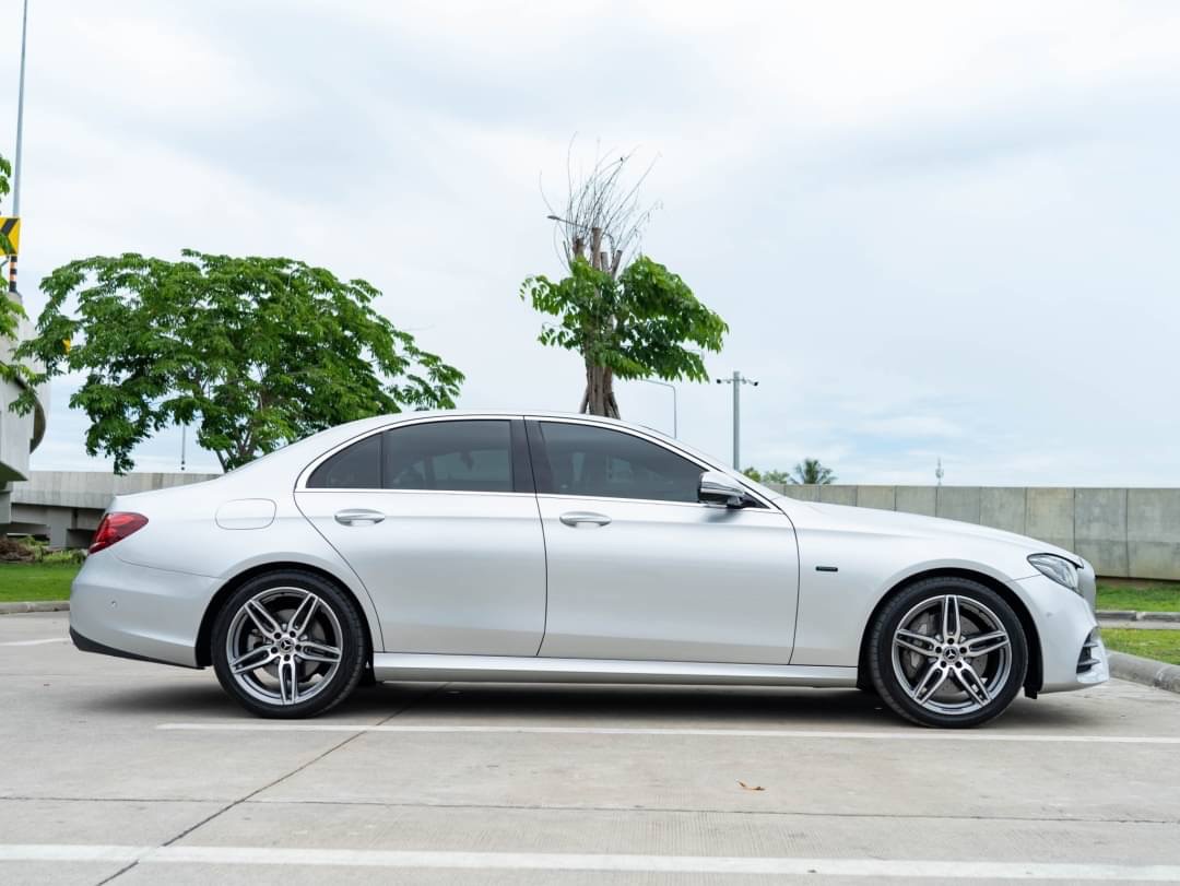 2019 Mercedes-Benz E-Class W213 E300e สีเงิน (รูปที่ 9)