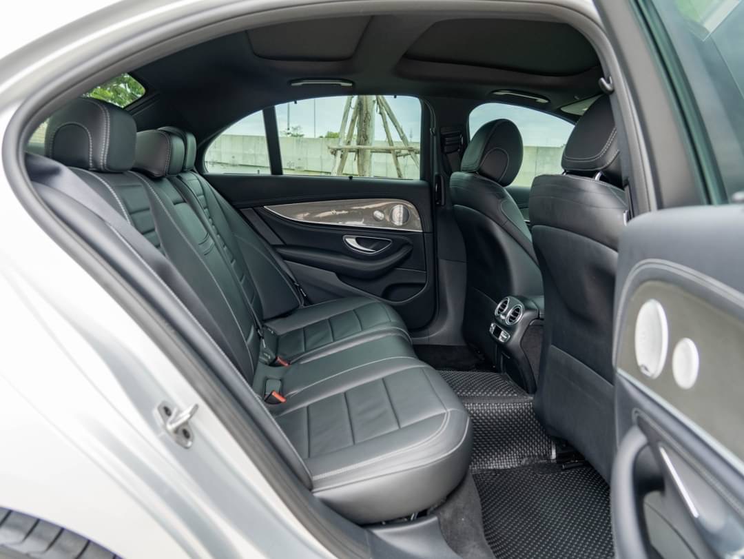 2019 Mercedes-Benz E-Class W213 E300e สีเงิน (รูปที่ 18)